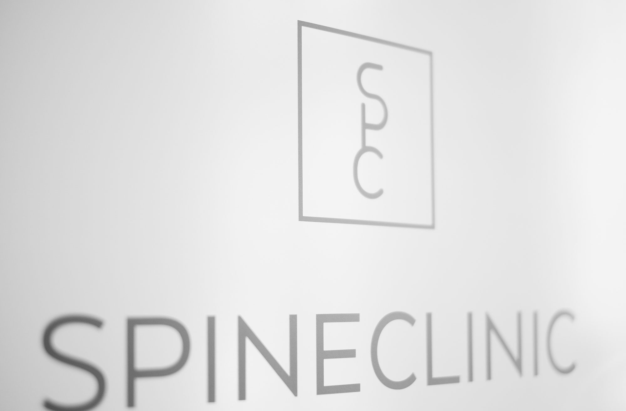 Logo Spine Clinic Wien Hintergrund
